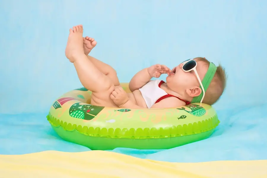 Quand mettre des lunettes de soleil à son bébé ?