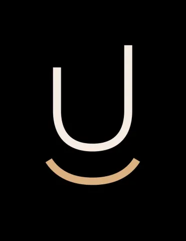 Logo minimaliste et abrégé de Regards Uniques représentant la lettre 'U' stylisée avec des lignes épurées et une courbe subtile en dessous, sur un fond noir.