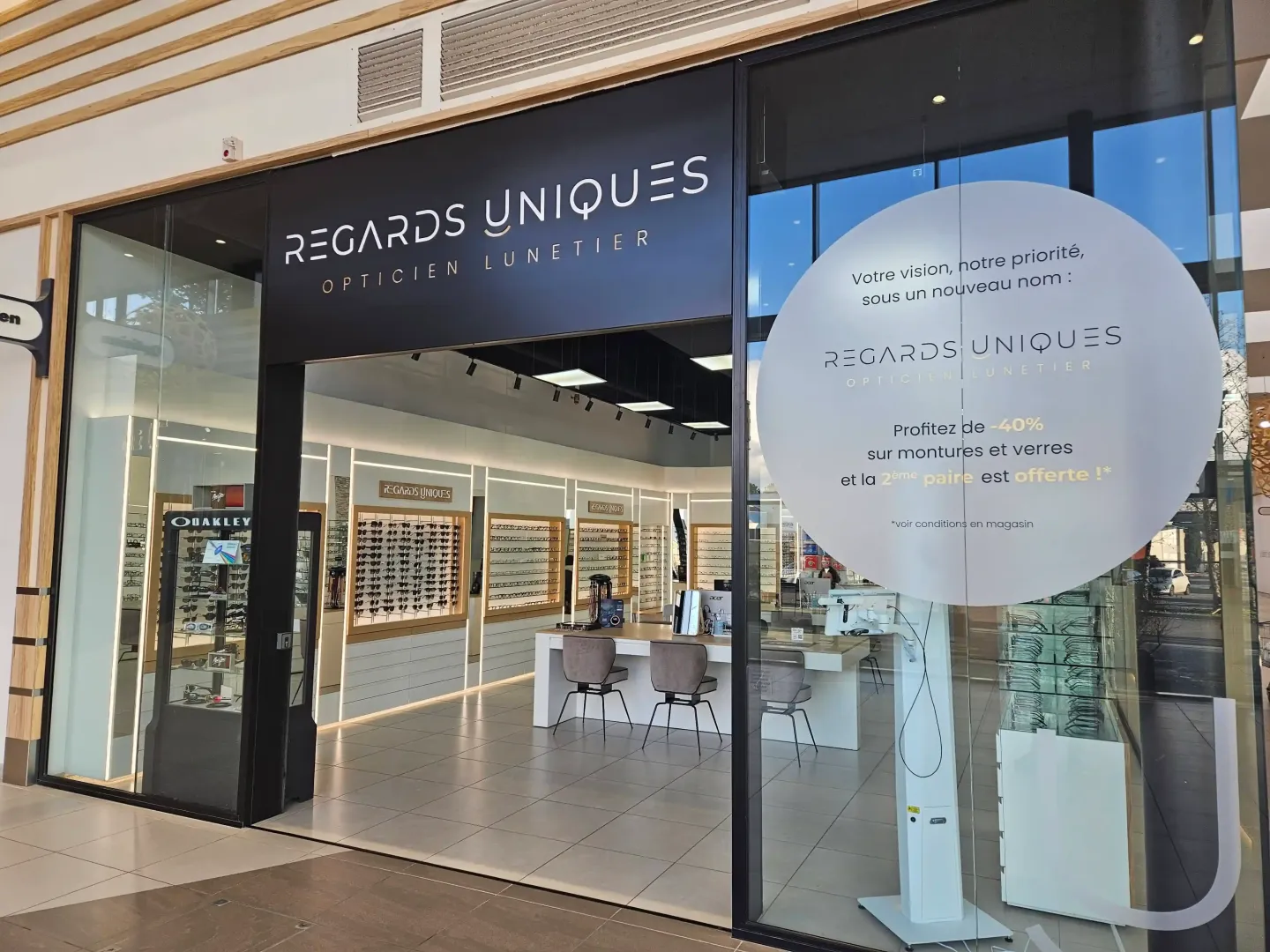 Façade de la boutique Regards Uniques du Pian-Médoc avec vitrine élégante, logo visible et offre promotionnelle sur les montures et verres, illustrant l’expérience optique haut de gamme
