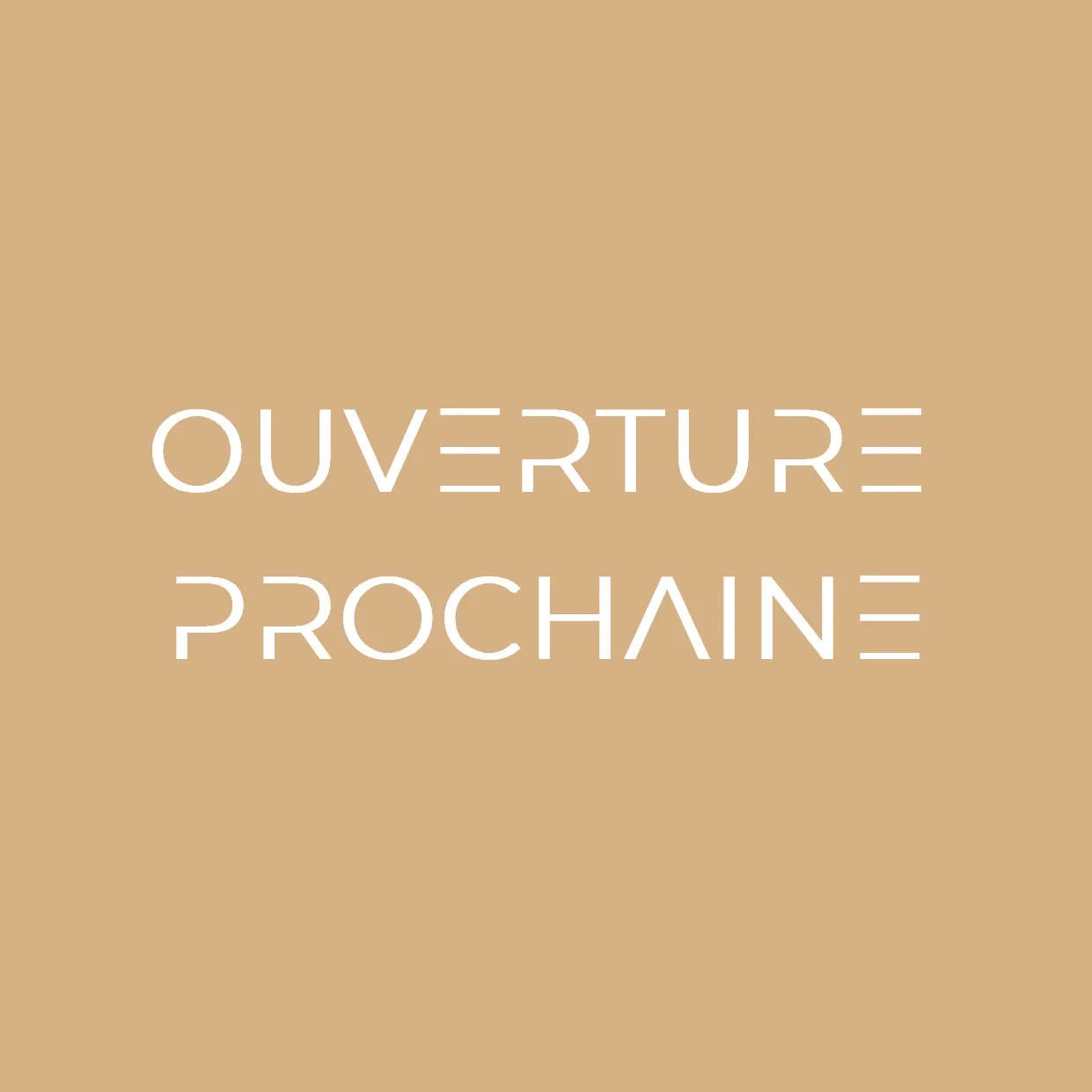 Visuel ouverture prochaine sur fond beige, annonce d’un nouveau magasin ou concept en lancement imminent
