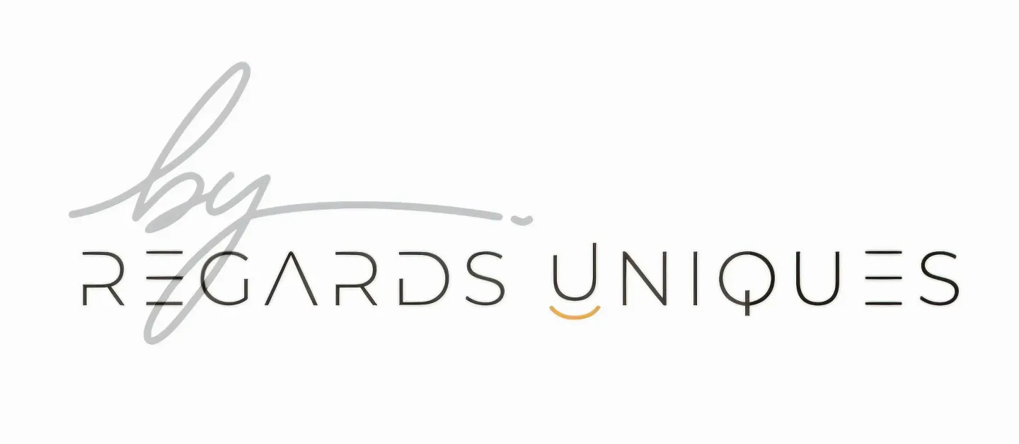 Logo de 'by Regards Uniques', un design élégant avec une typographie moderne. Le logo présente une combinaison de lettres stylisées et une touche de couleur orange, représentant l'identité de la marque.