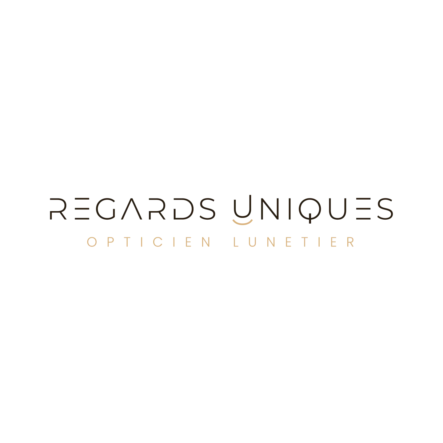 Logo de la marque Regards Uniques, avec le texte 'REGARDS UNIQUES' en majuscules et 'OPTICIEN LUNETIER' en dessous, sur un fond noir. Le design présente des lettres fines et élégantes avec une touche dorée