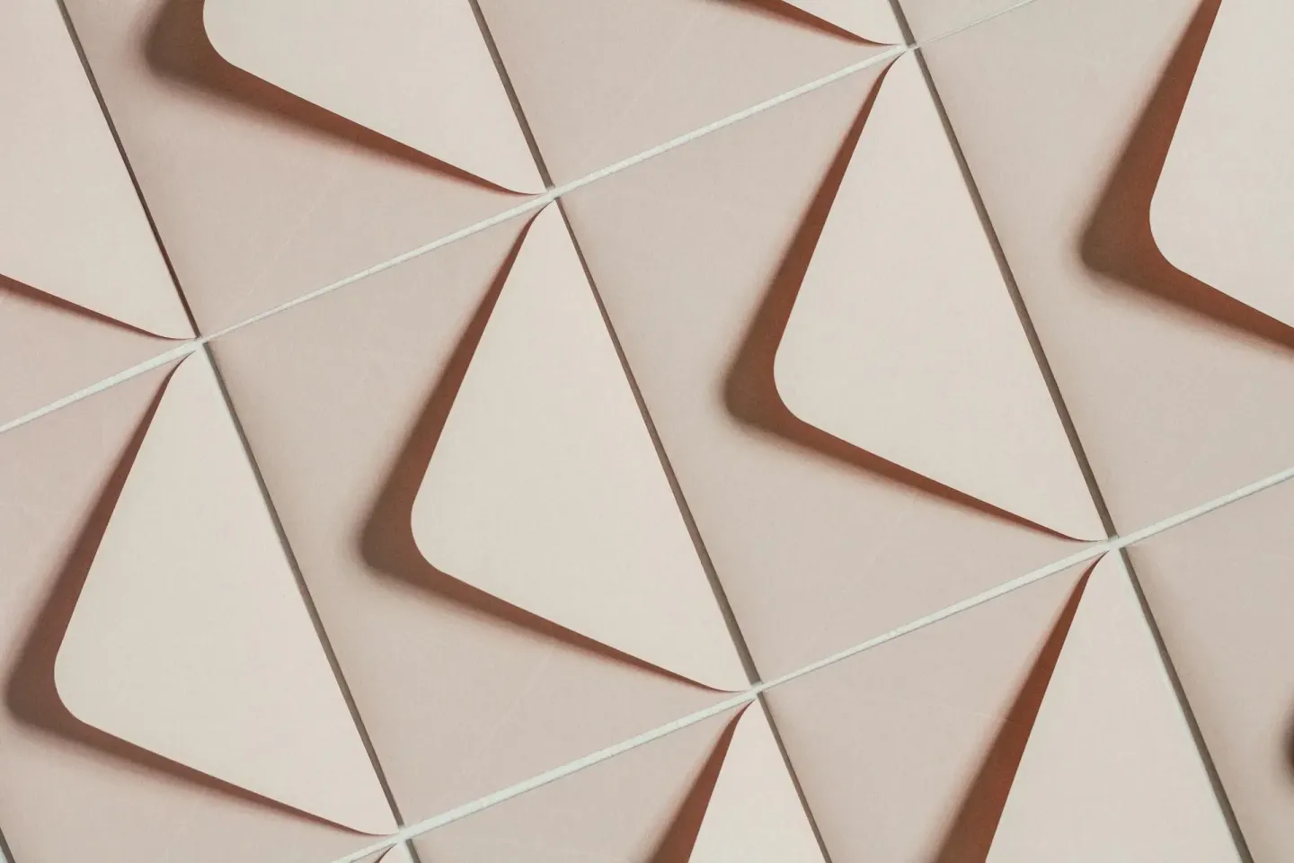 Motif géométrique en relief dans des tons beige rosé, apportant une touche moderne et texturée à l’univers raffiné de Regards Uniques