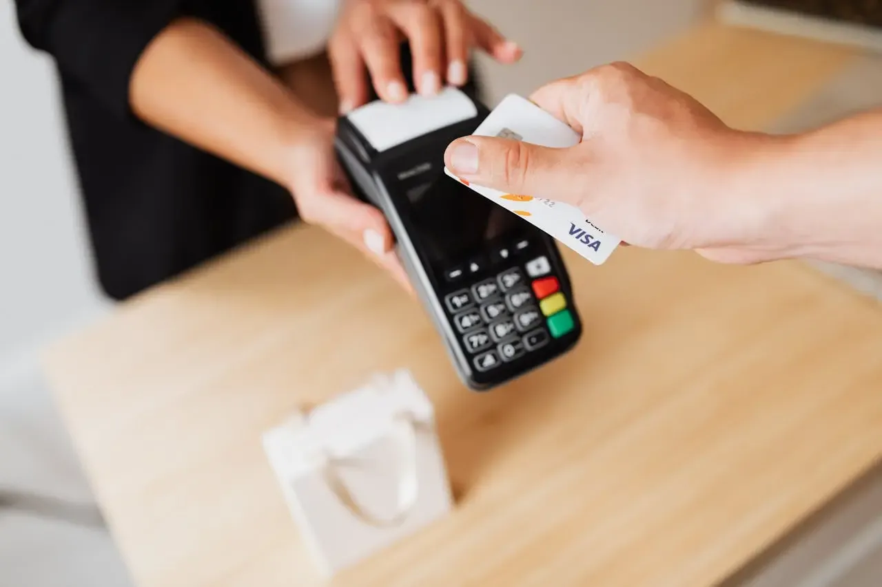 Paiement sans contact par carte bancaire Visa sur terminal de paiement électronique, scène de transaction en point de vente