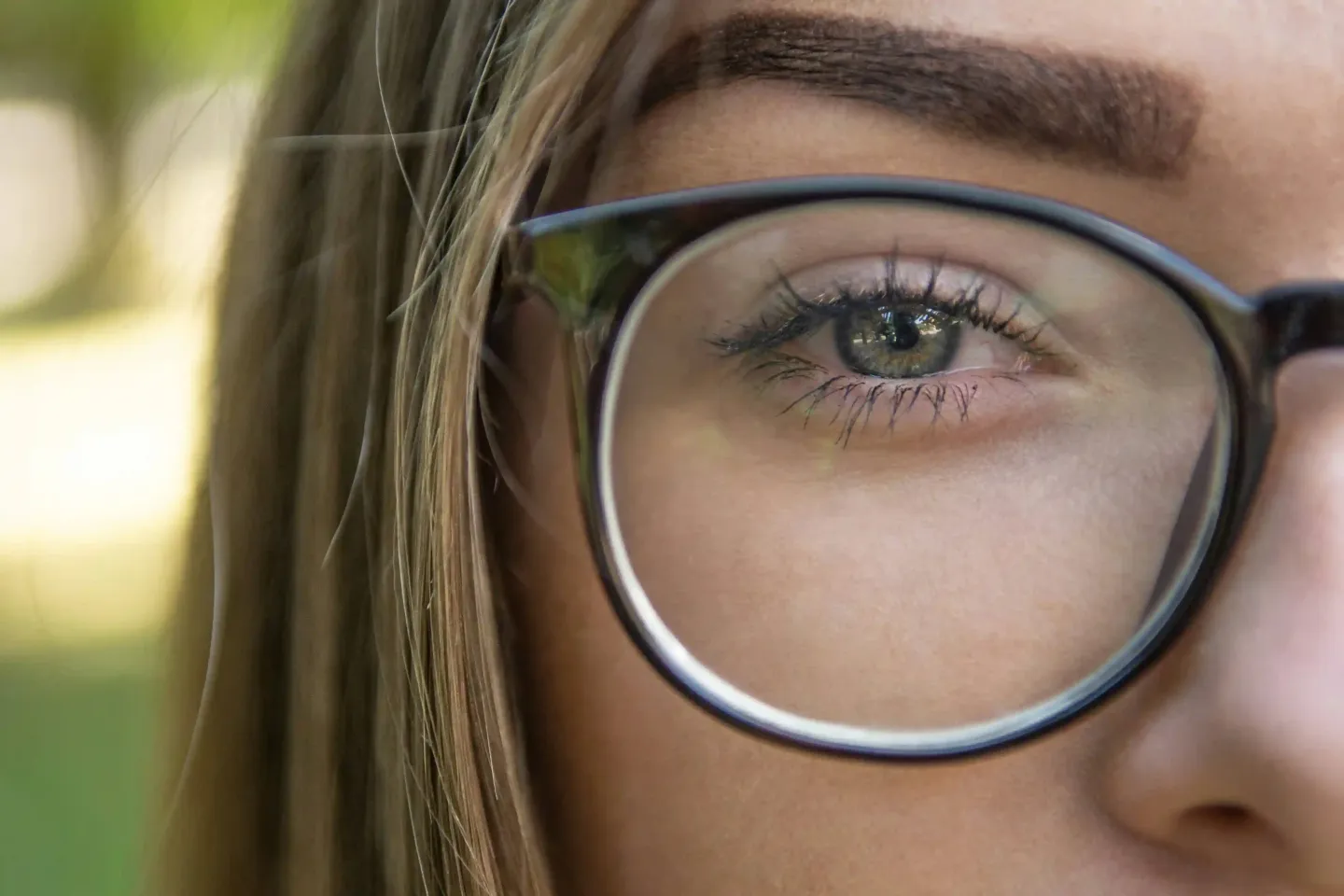 Regard mis en valeur par des lunettes de vue, symbole de clarté visuelle et de confiance grâce à Regards Uniques.
