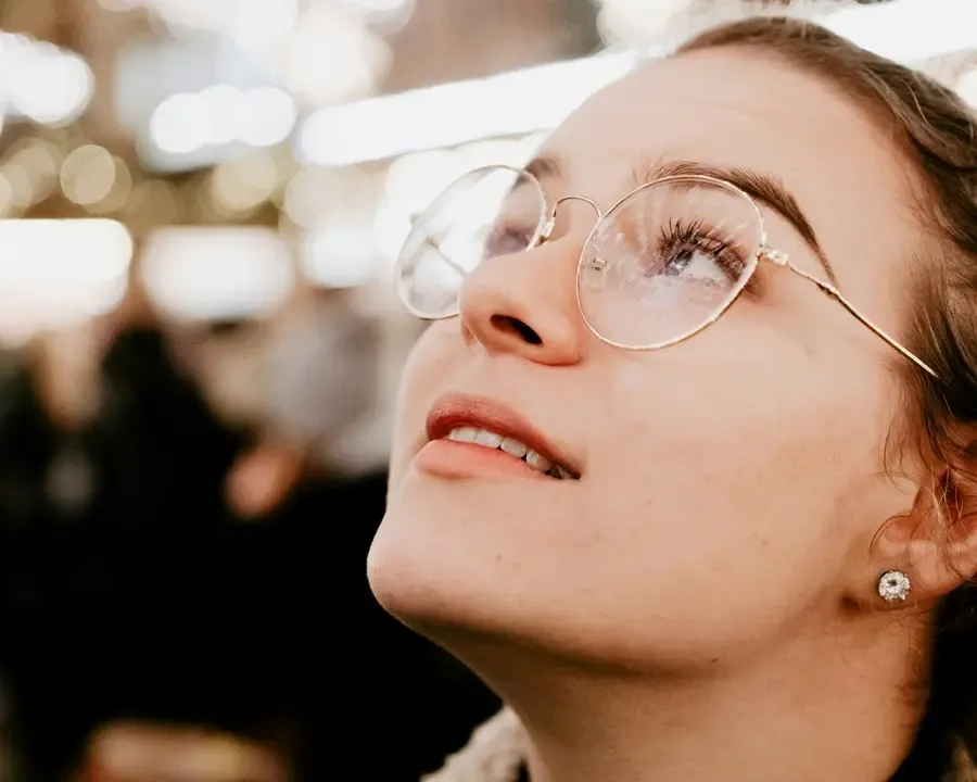 femme qui fixe-hypermétrope-astigmatisme