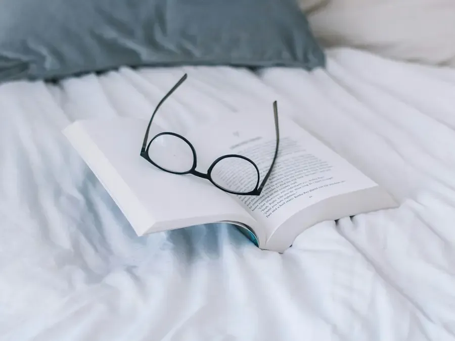 lunettes posées sur un livre ouvert
