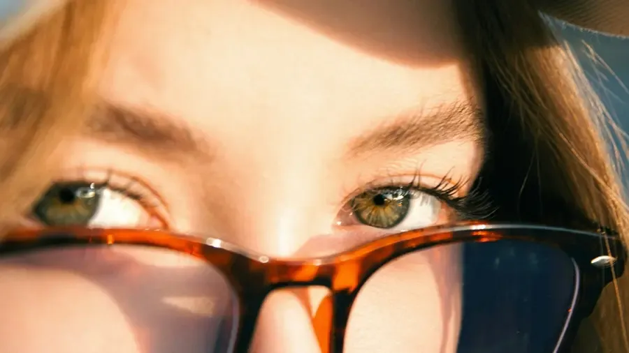photo rapprochée d'un regard qui porte une lunette écaille
