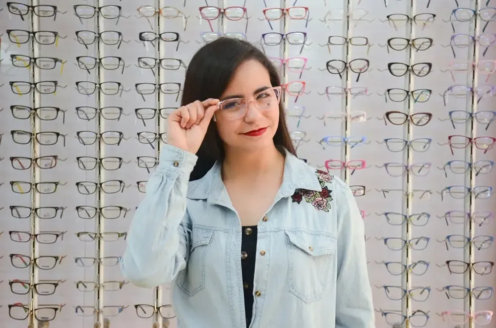 femme portant ses nouvelles lunettes