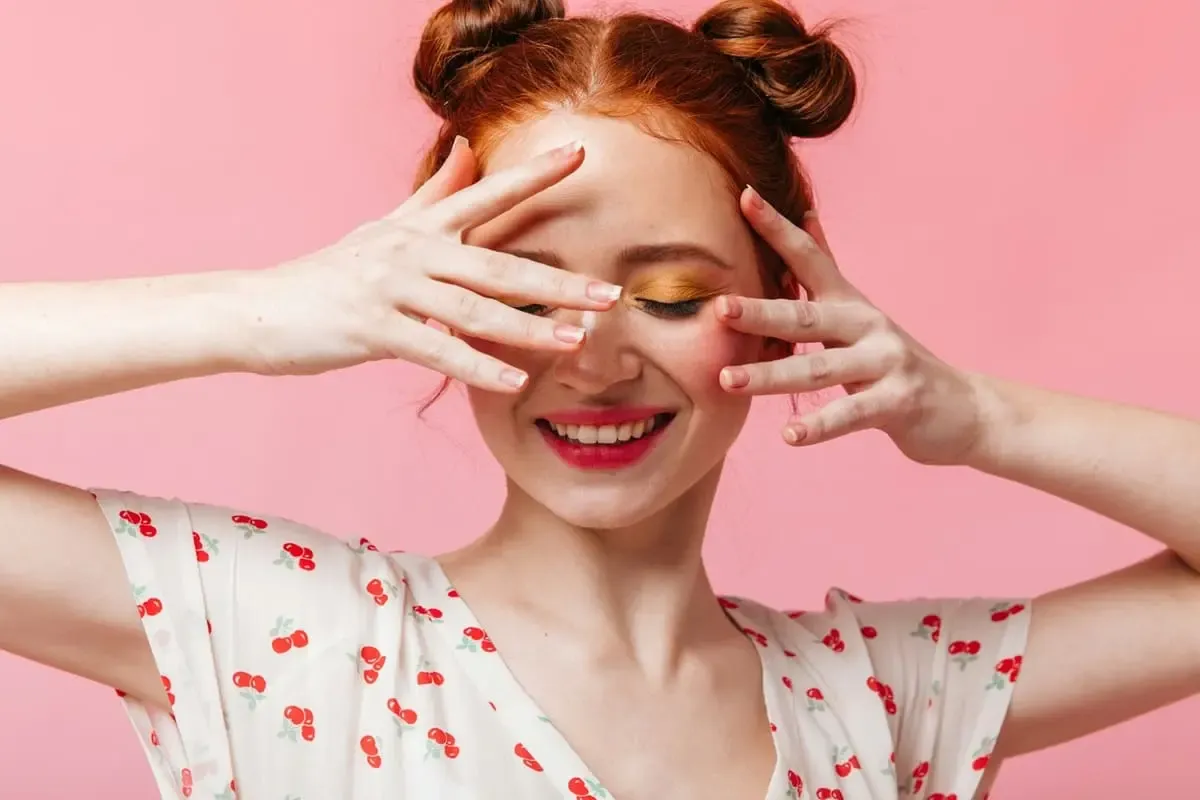 femme se cachant les yeux avec la main