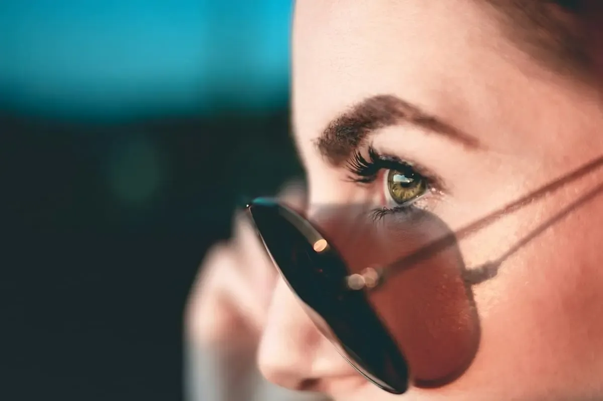 femme ayant des lunettes sur le bout du nez